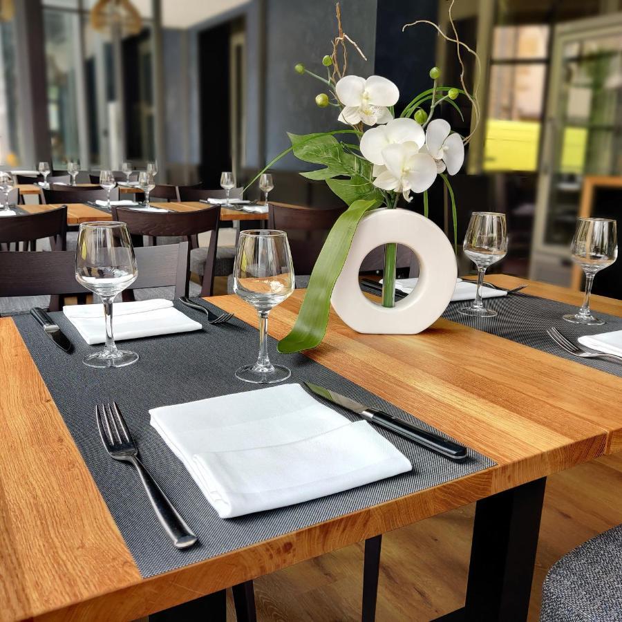 Logis Hotel Restaurant De France Saint-Geniez-dʼOlt Екстериор снимка