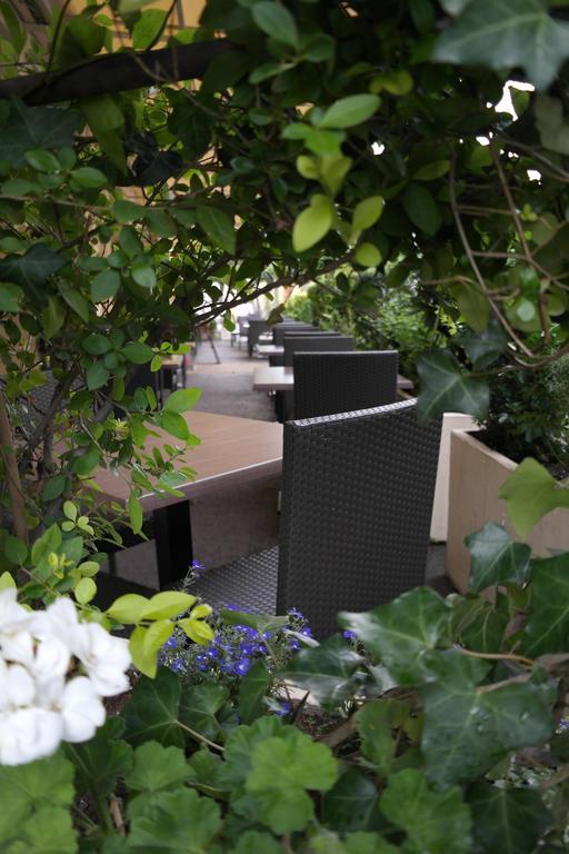 Logis Hotel Restaurant De France Saint-Geniez-dʼOlt Екстериор снимка