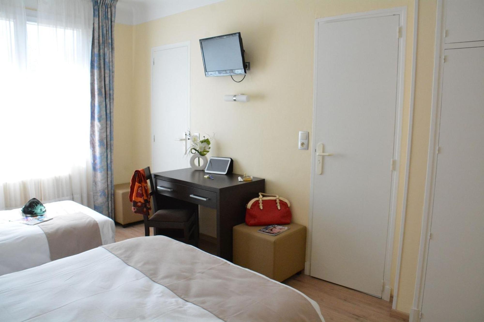 Logis Hotel Restaurant De France Saint-Geniez-dʼOlt Стая снимка
