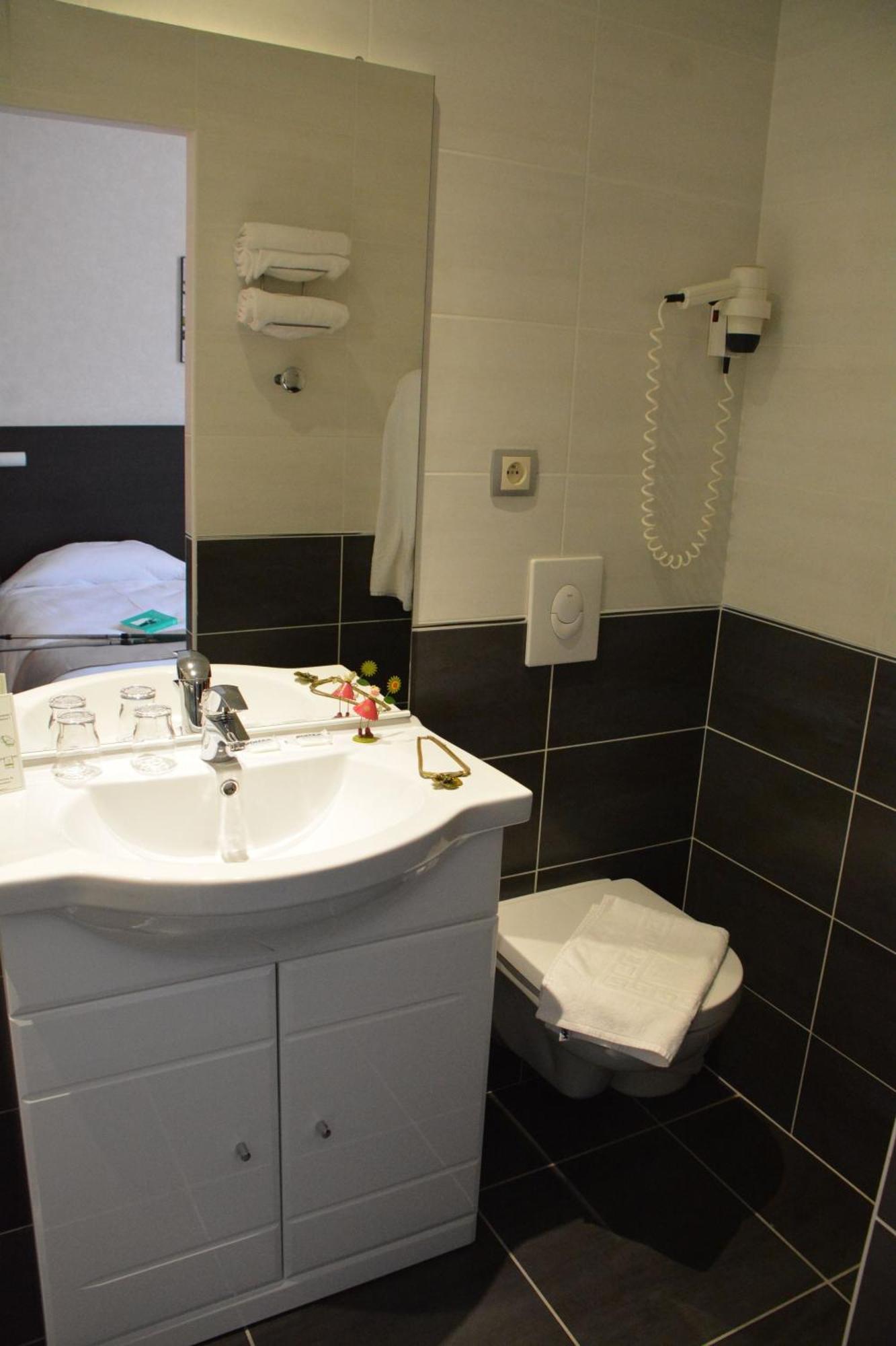 Logis Hotel Restaurant De France Saint-Geniez-dʼOlt Стая снимка