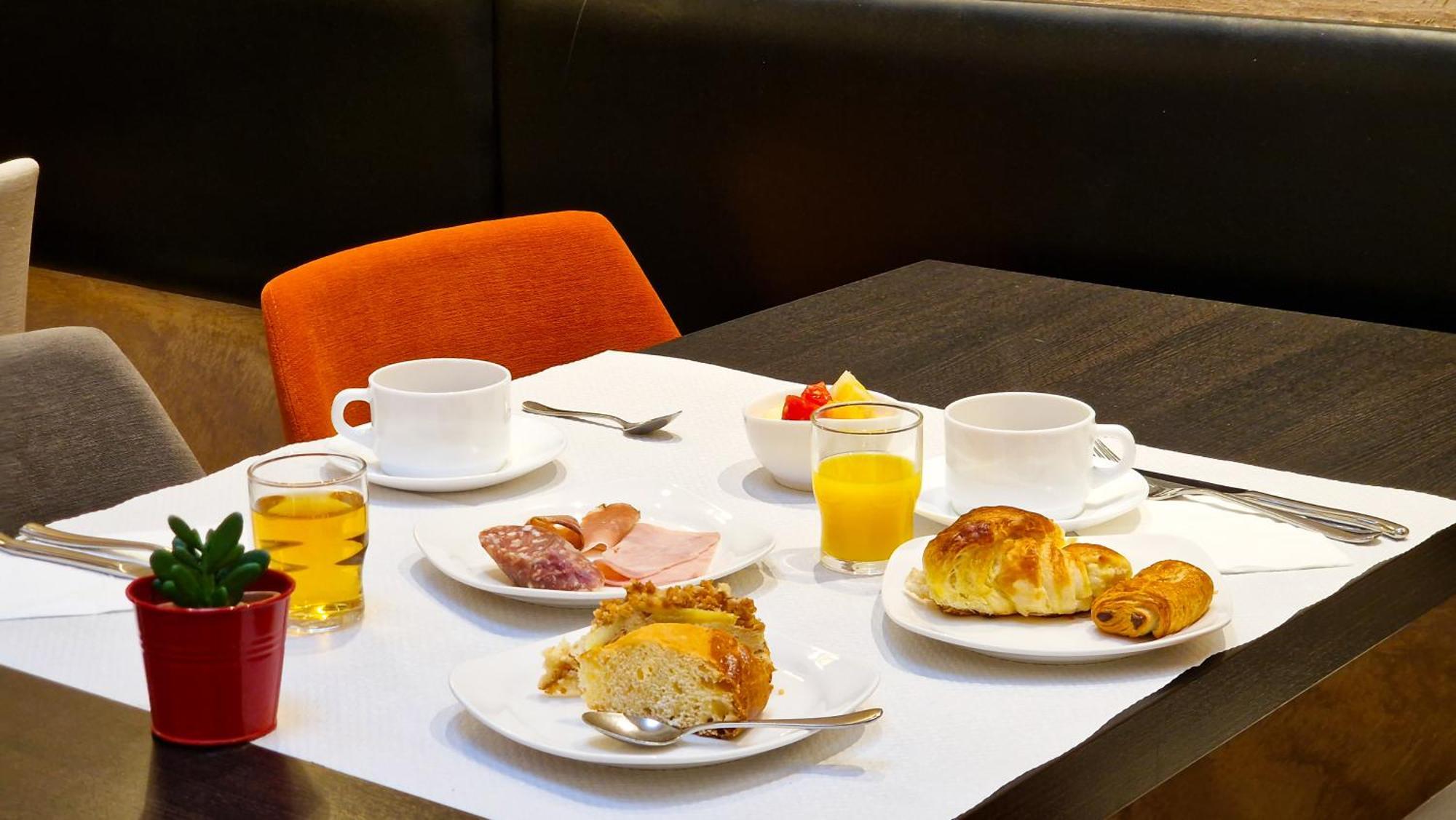 Logis Hotel Restaurant De France Saint-Geniez-dʼOlt Екстериор снимка