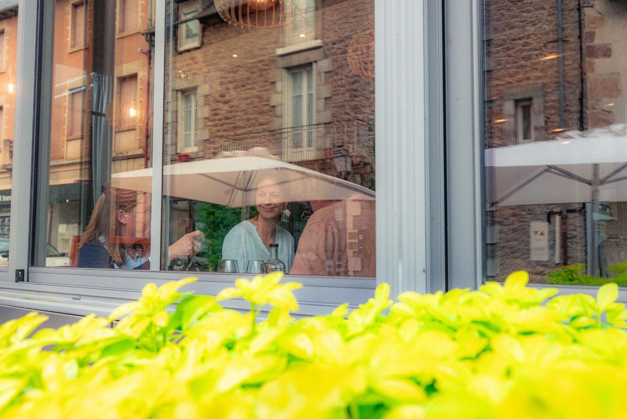 Logis Hotel Restaurant De France Saint-Geniez-dʼOlt Екстериор снимка