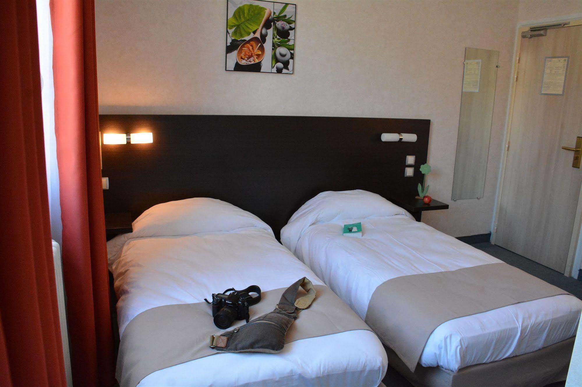 Logis Hotel Restaurant De France Saint-Geniez-dʼOlt Екстериор снимка