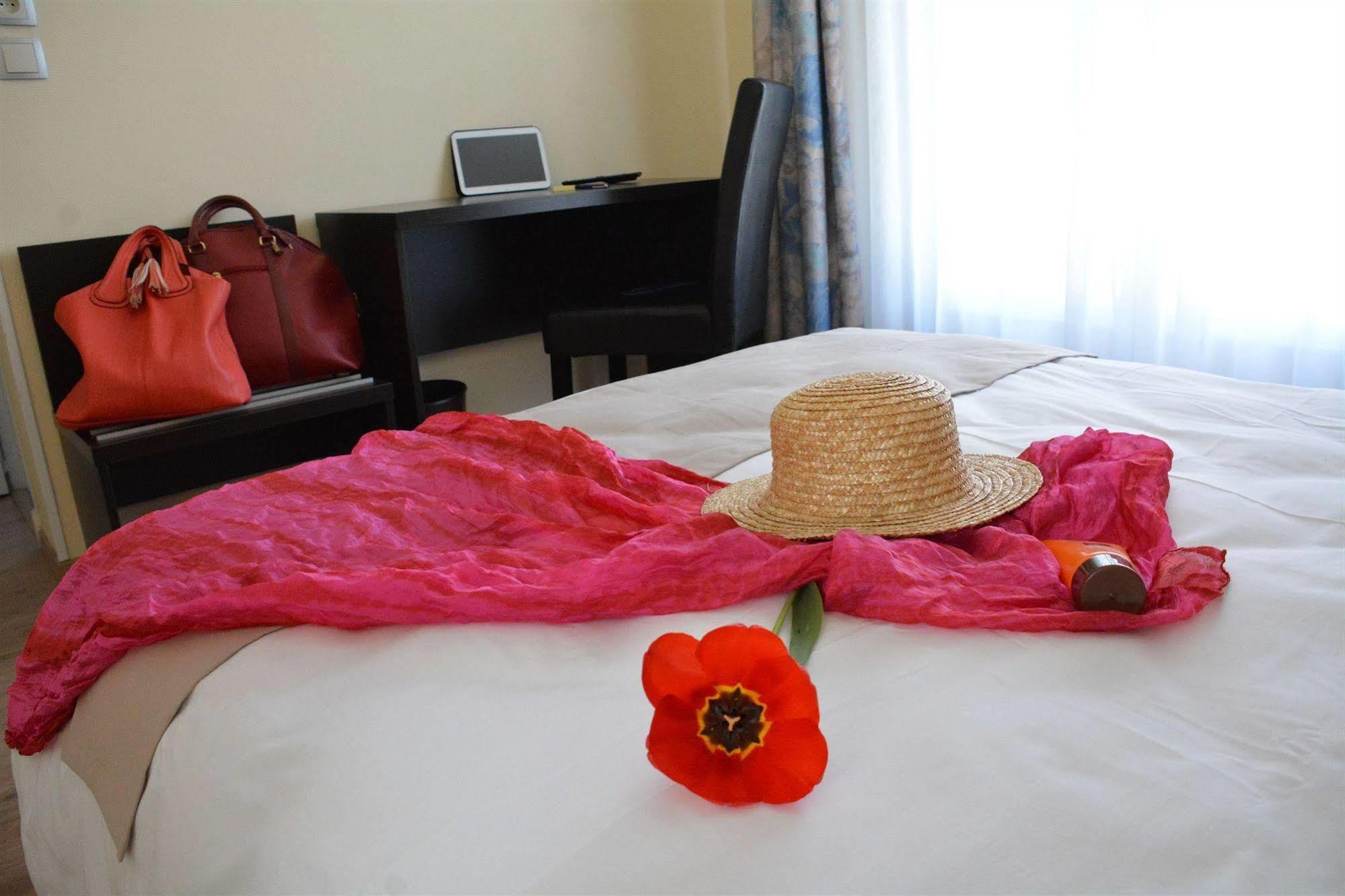 Logis Hotel Restaurant De France Saint-Geniez-dʼOlt Екстериор снимка