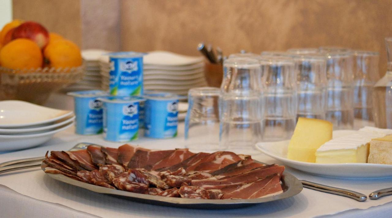 Logis Hotel Restaurant De France Saint-Geniez-dʼOlt Екстериор снимка